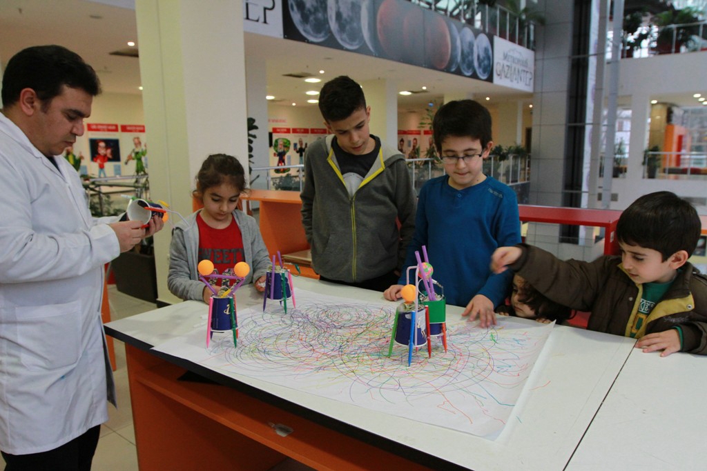 Öğrenciler desen çizen robot yaptılar Öğrenciler desen çizen robot yaptılar
